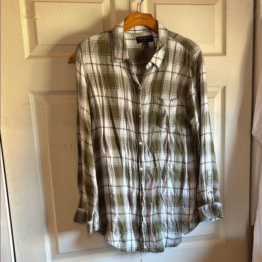 Banana republic ,Plaid Button-Up Shirt in Green and White